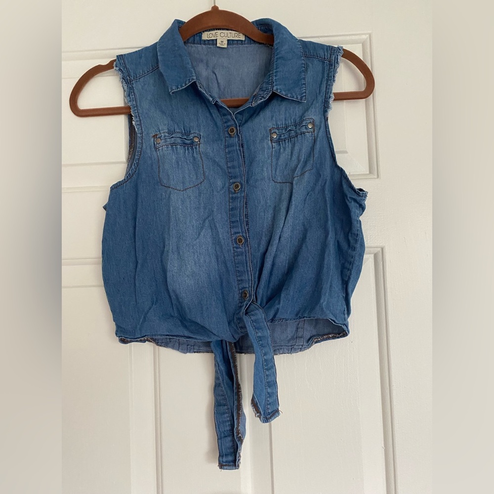 Love culture jeans vest buttons and tied in the bottom, size M.